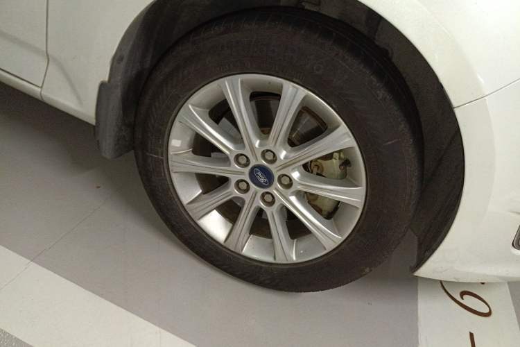 Used Ford Mondeo 2013 2.3L Fashion Edition Right Front Wheel Hub