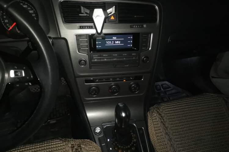 Used Volkswagen Golf 2014 1.4TSI Automatic Luxury Model Audio And AC Panel