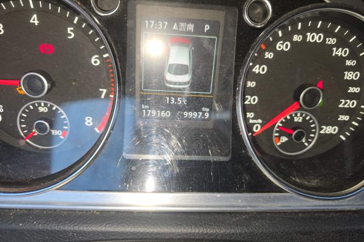 Used Volkswagen FAW-Volkswagen CC 2015 1.8TSI Luxury Model Odometer Close Up