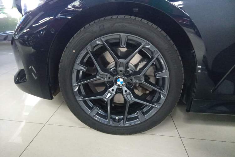 Used BMW 3 Series 2025 330Li M Sport Shadowline Package Left Front Wheel Hub