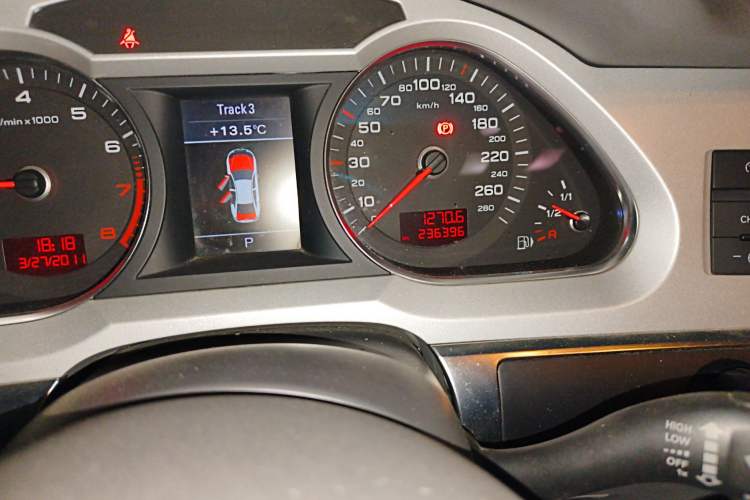 Used Audi A6L 2011 2.0 TFSI Automatic Standard Edition Odometer Close Up