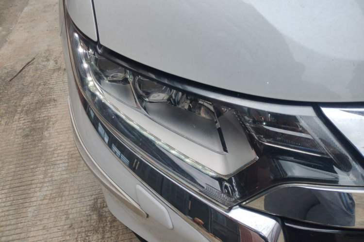 Used Mitsubishi Outlander 2016 2.4L 4x4 Luxury Edition 7-Seater Right Front Headlight