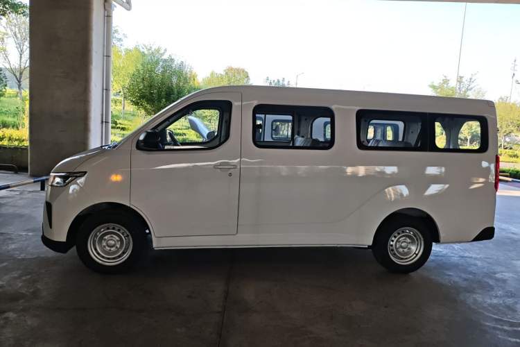 Used Wuling Yangguang 2024 300KM Comfort Version Passenger Van 75kW