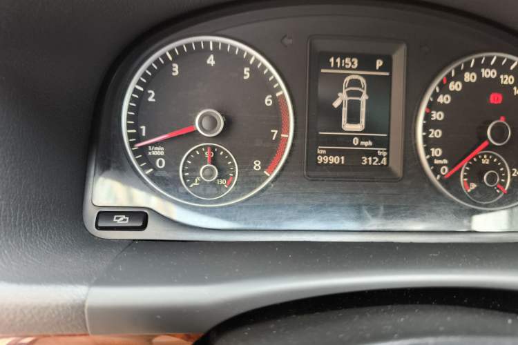 Used Volkswagen Touran 2011 1.4T DSG ZhiZhen Edition 5 Seats Odometer Close Up