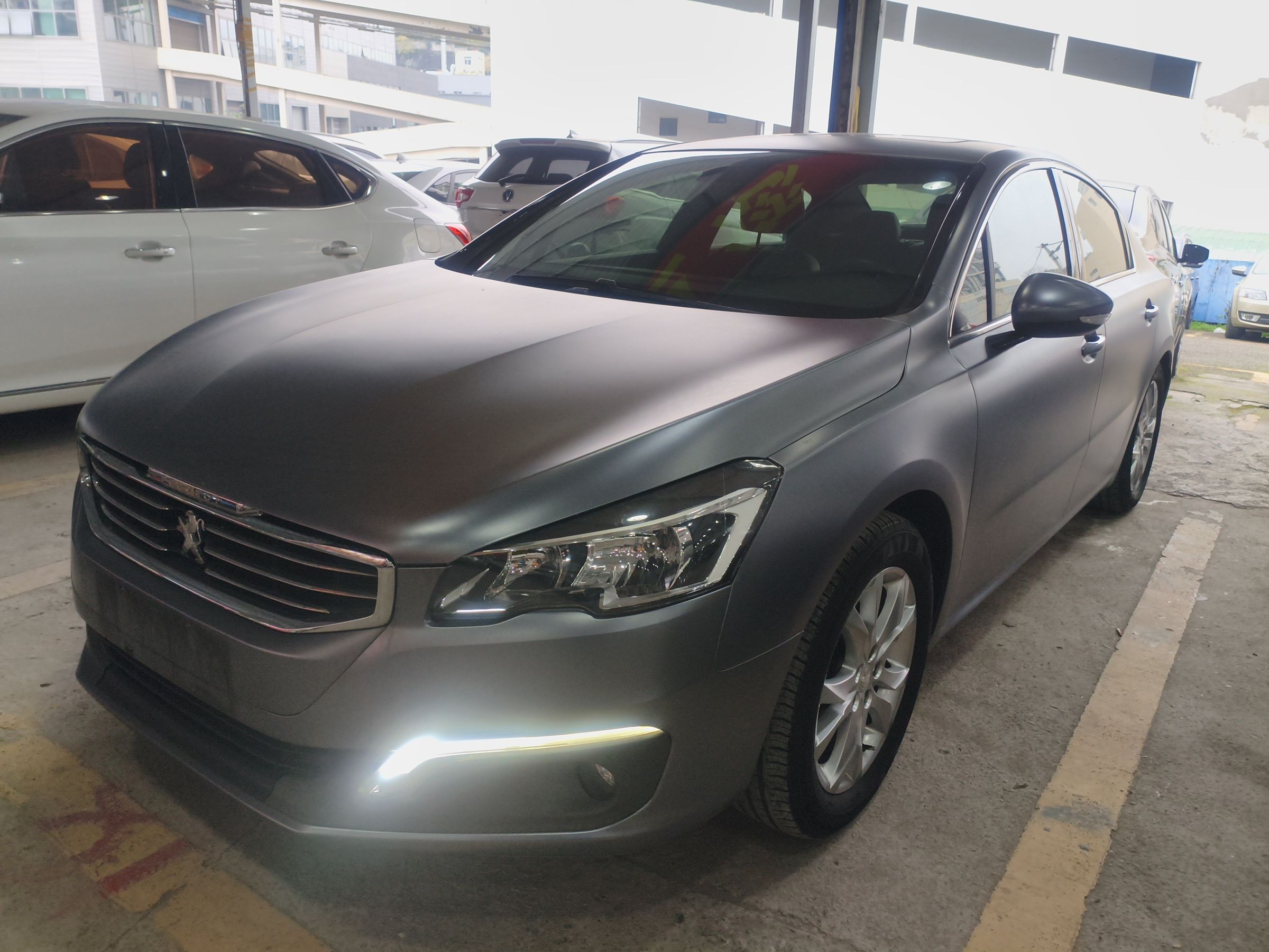 تحت مقدمة السيارة