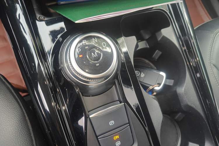 Used Ford Explorer 2020 EcoBoost 285 4x4 Titanium Edition 7-Seater Gear Lever