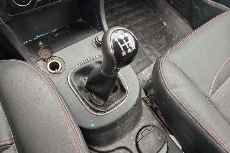 Used Dongfeng Fengon 370 2016 1.5L Manual Luxury Version SFG15-05 7 Seats Gear Lever