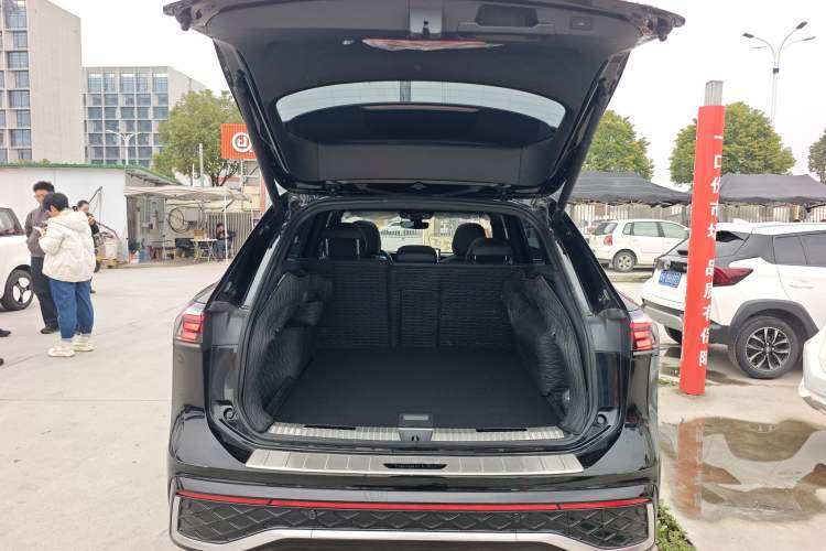 Used Volkswagen Tiguan L 2025 PRO 380TSI Two-Wheel-Drive R-Line Smart Edition Trunk