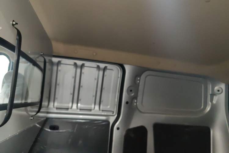 Used Wuling Hongguang V 2022 1.5L Jingqu Edition Enclosed-Window Vehicle with Hydraulic Power Steering LAR