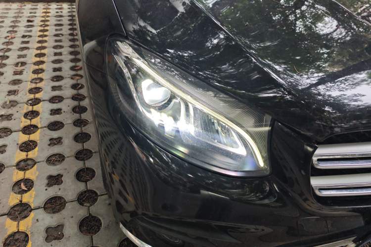Used Mercedes-Benz GLC 2017 GLC 260 4MATIC Luxury Model Right Front Headlight