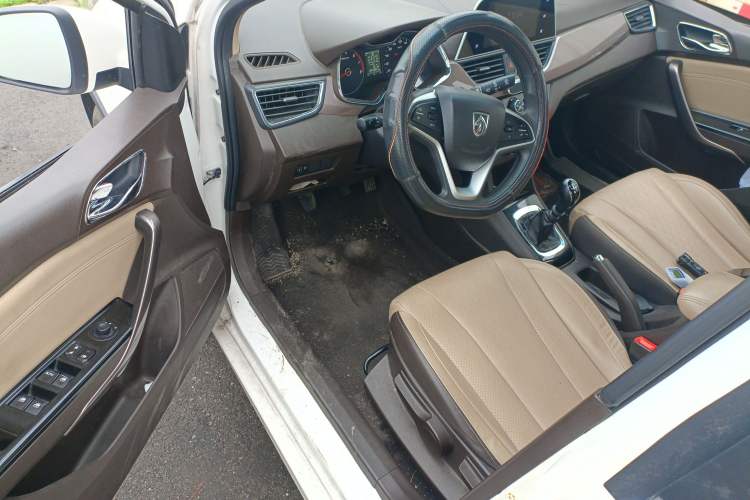 Used Baojun 310W 2017 1.5L Manual Fashion Model China V Driver Seat