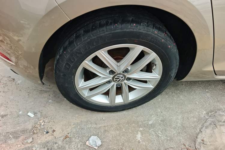 Used Volkswagen Golf 2018 230TSI Automatic Comfort Model Right Rear Wheel Hub