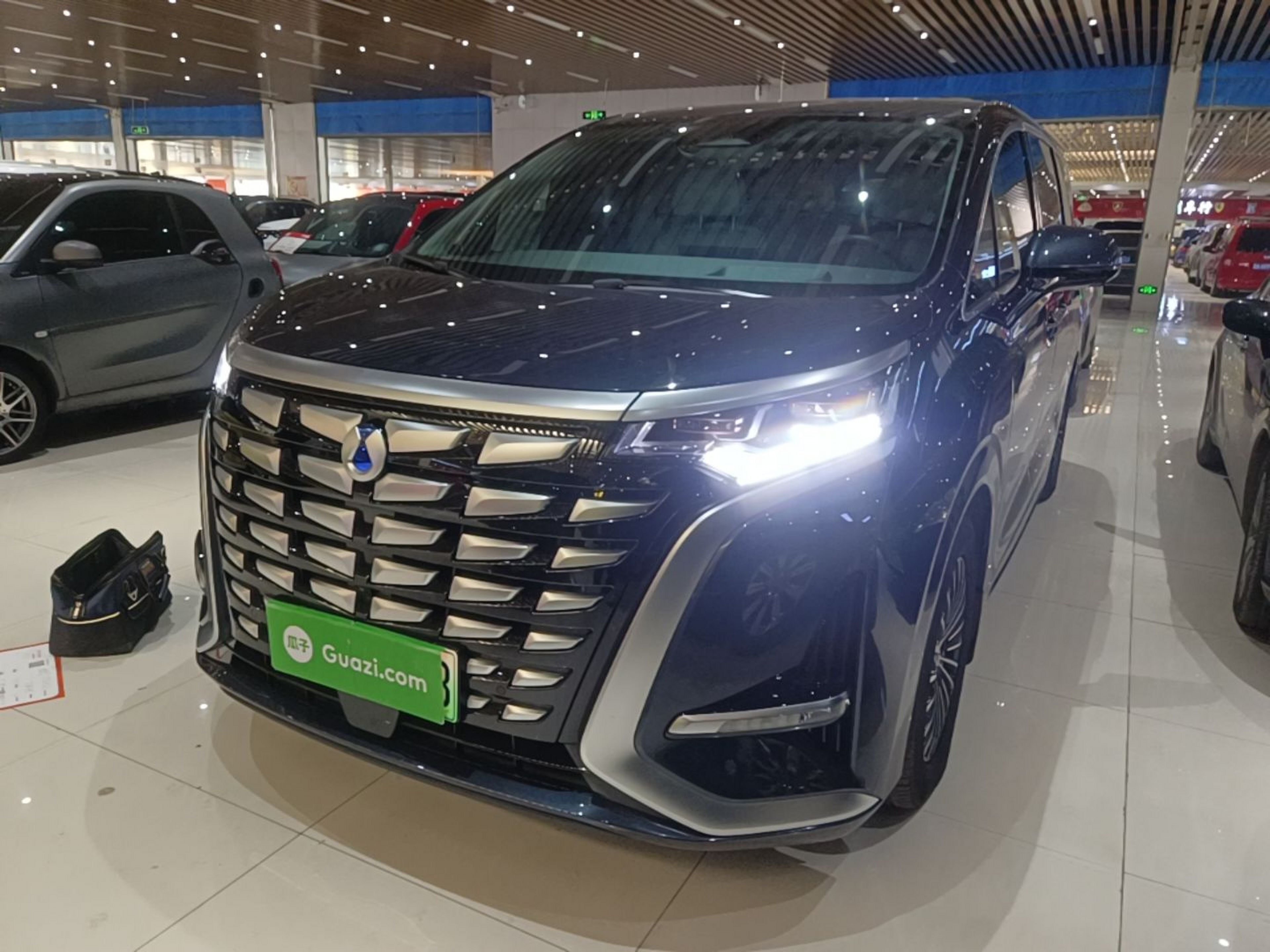 Под передней частью автомобиля