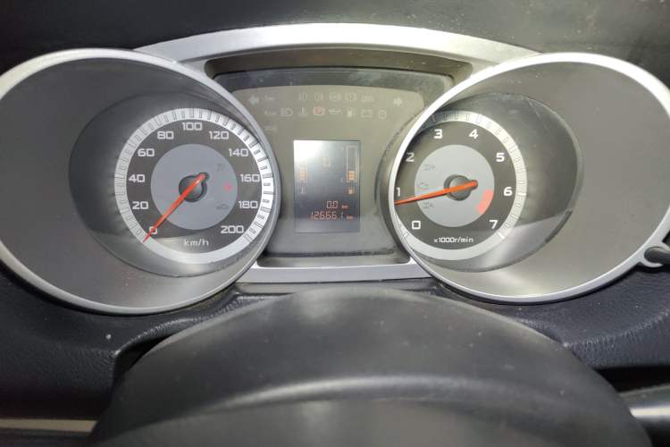 Used Land X8 2012 Explore Edition 2.0L Urban Pioneer Version Odometer Close Up