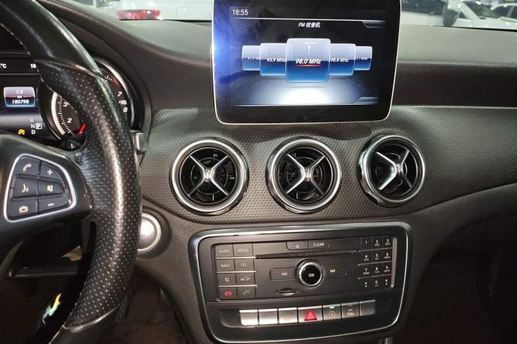 Used Mercedes-Benz GLA 2017 GLA 200 Sport Edition Audio And AC Panel