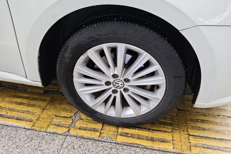 Used Volkswagen Gran Lavida 2014 1.6L Automatic Sport Edition Right Front Wheel Hub