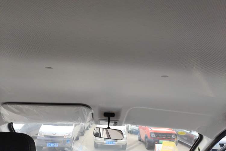 Used Wuling Yangguang 2024 300KM Comfort Version Passenger Van 75kW