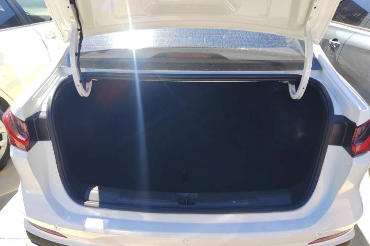 Used Roewe i5 2026 Model 1.5L Manual Comfort Version Trunk