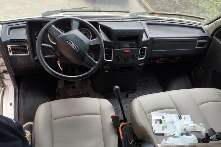 Used Iveco Daily 2021 2.5T A35 M1 Passenger Van 5-9 Seater Short Wheelbase Mid-Roof Design Dual Tires Manual Doors
