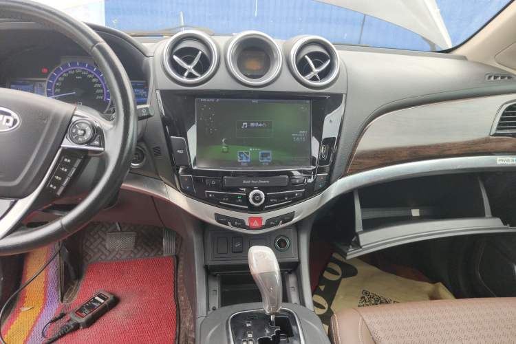 Used BYD S7 2015 2.0T Upgraded Automatic Luxury Version Audio And AC Panel