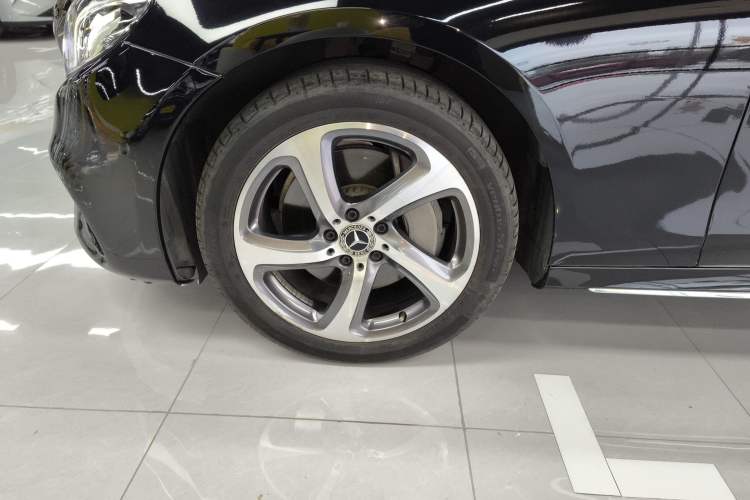 Used Mercedes-Benz E-Class 2019 E 300 L Sporty and Stylish Model
