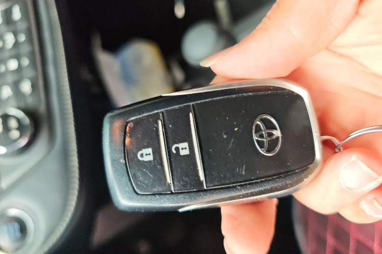 Used Toyota RAV4 2016 2.0L CVT Two-Wheel Drive Fashion Edition China V Standard
