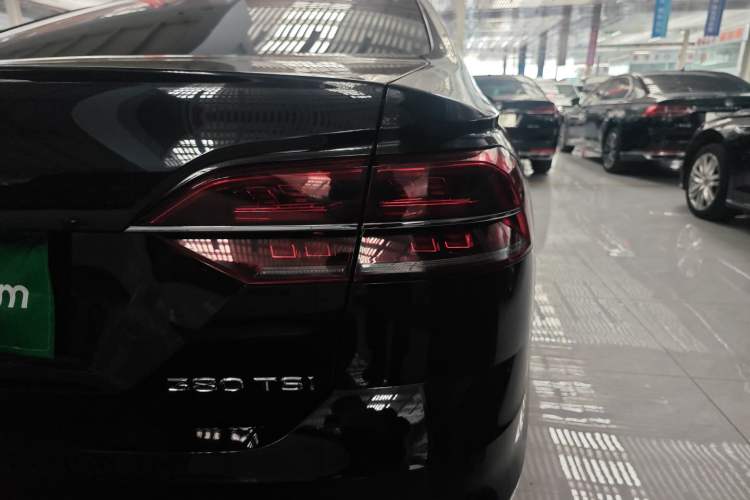 Used Volkswagen Phideon 2018 Revised Version 380TSI Two-Wheel Drive Business Edition Right Rear Taillight