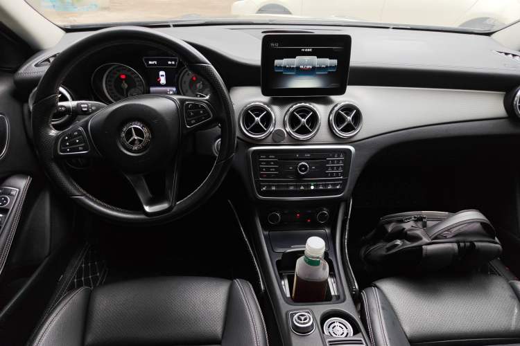 Used Mercedes-Benz GLA 2016 GLA 220 4MATIC Fashion Edition Center Console