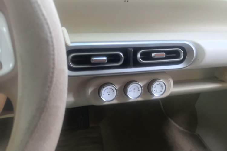 Used Wuling Hongguang MINIEV 2024 3rd Generation 215km Youth Edition Audio And AC Panel