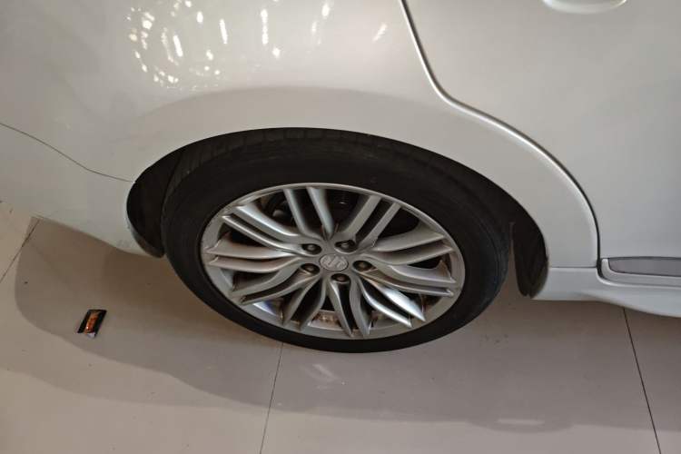 Used Suzuki Kizashi 2011 2.4L Two-Wheel Drive Luxury Navigation Edition
