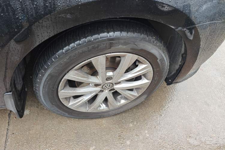 Used Volkswagen Lavida 2015 230TSI DSG Comfort Edition Right Front Wheel Hub