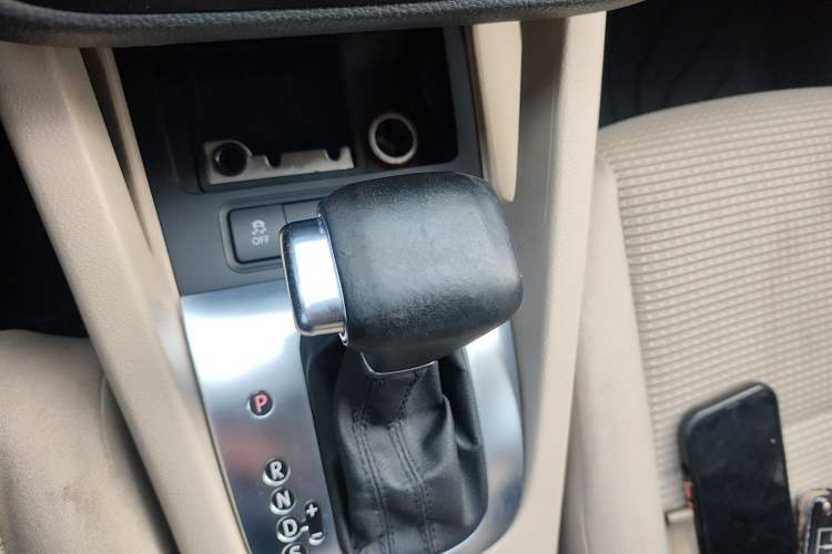 Used Volkswagen Sagitar 2011 1.6L Automatic Comfort Edition Gear Lever
