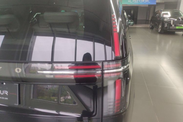 Used Volvo EM90 2025 Ultra Six-Seater Right Rear Taillight