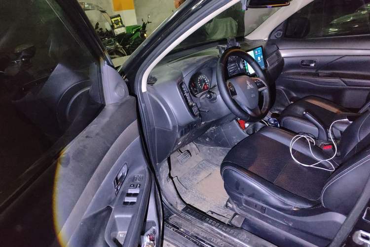 Used Mitsubishi Outlander 2014 2.4L 4x4 Deluxe Value Edition 7 Seats Driver Seat