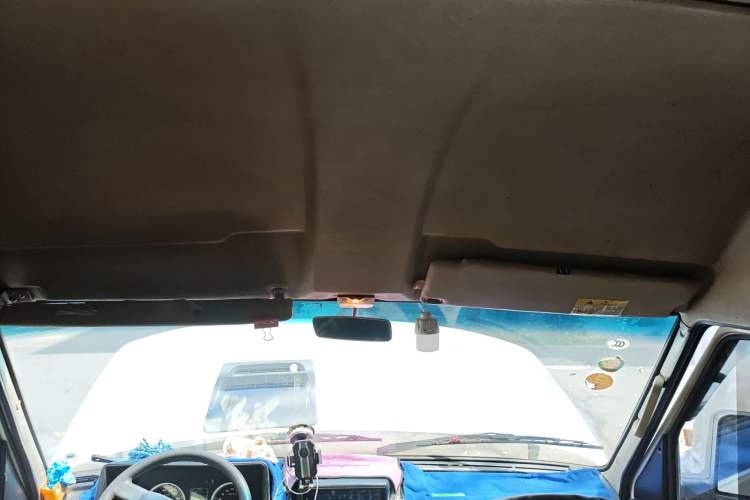 Used Iveco Daily 2020 2.5T A35 Passenger Van Single-Tire Mid-Roof Design 5-9 Seats China V Emission Standard Headliner