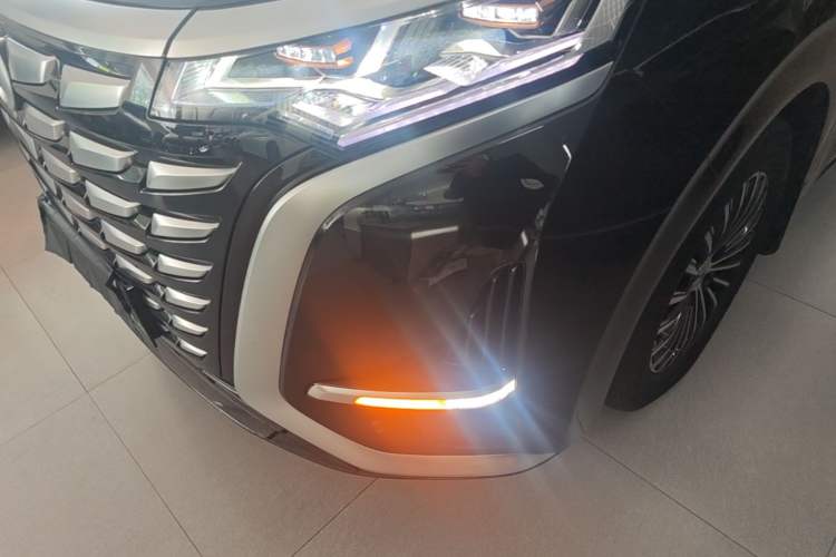 Used Denza D9 2022 DM-i 1040 Prestige Model
