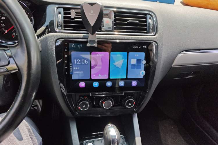 Used Volkswagen Sagitar 2018 180TSI DSG Prestige Edition Audio And AC Panel