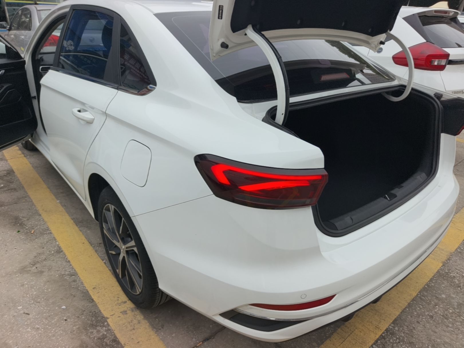 Geely Auto Emgrand 2022 4th Generation 1.5L CVT Luxury Model - Premium — снимка 4
