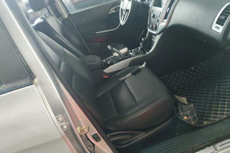 Used JMC Yusheng S350 2013 2.4T Automatic 2WD Diesel Luxury Edition 5 Seats