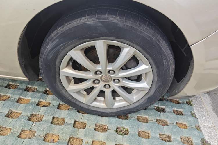 Used Buick GT 2013 GT 1.6L Automatic Comfort Edition Right Front Wheel Hub