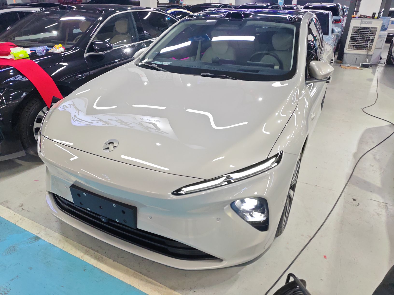 تحت مقدمة السيارة