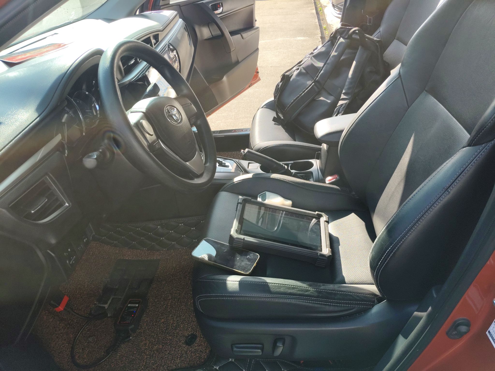 المقاعد الأمامية داخل السيارة