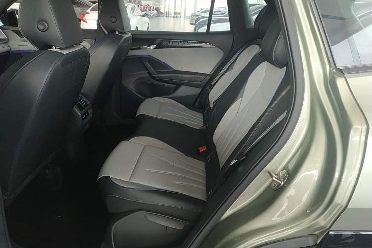 Used Volkswagen Tayron 2025 Tiguan L 380TSI 4Motion Luxury Easy Package Left Rear Seat