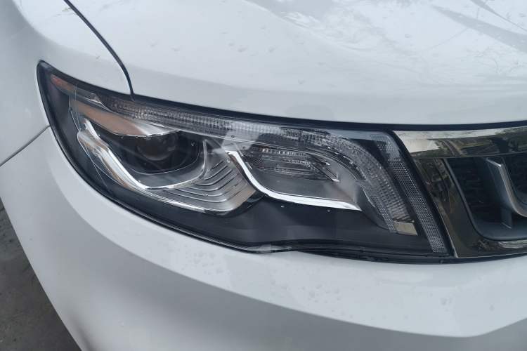 Used Geely Auto Emgrand X7 Sport 2018 1.8TD Automatic Two-Wheel Drive Smart Connect 4G Internet Edition Right Front Headlight