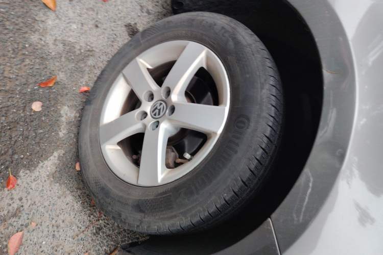 Used Volkswagen Bora 2012 1.6L Automatic Fashion Edition Right Front Wheel Hub