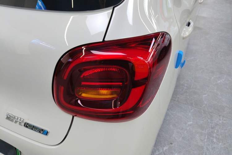 Used Wuling Hongguang MINIEV 2025 Four-Door Version Advanced Edition Right Rear Taillight