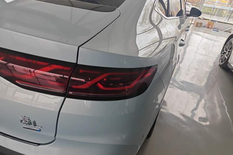 Used BYD Qin L 2025 DM-i Smart Drive 120KM Superior Model Right Rear Taillight
