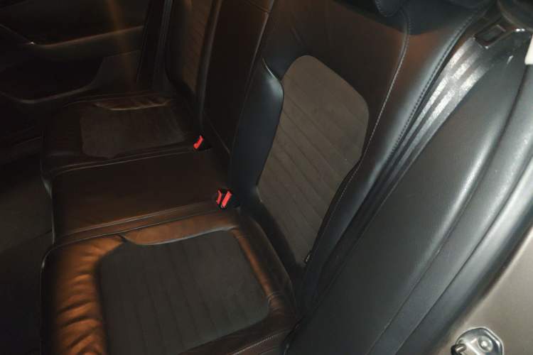 Used Volkswagen Magotan 2012 1.8TSI Prestige Model Left Rear Seat