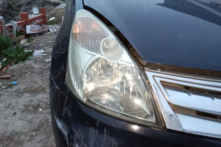 Used Nissan Livina 2010 Jingyue Edition 1.6L Automatic All-in-One Model Right Front Headlight