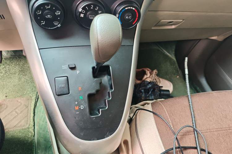 Used Toyota Verso 2015 180E CVT Crossover Edition Gear Lever